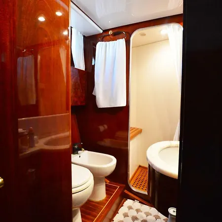 Botel Location Yacht 4 Cabines Au Depart De Bastia Ou A Quai Port De Toga
