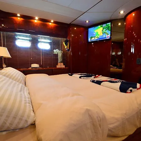 Location Yacht 4 Cabines Au Depart De Bastia Ou A Quai Port De Toga * בסטיה