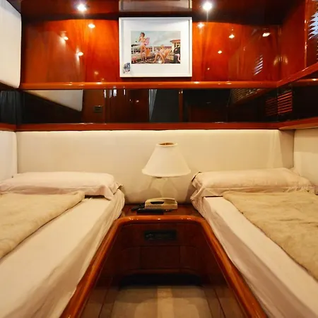 Location Yacht 4 Cabines Au Depart De Bastia Ou A Quai Port De Toga ספינת מלון