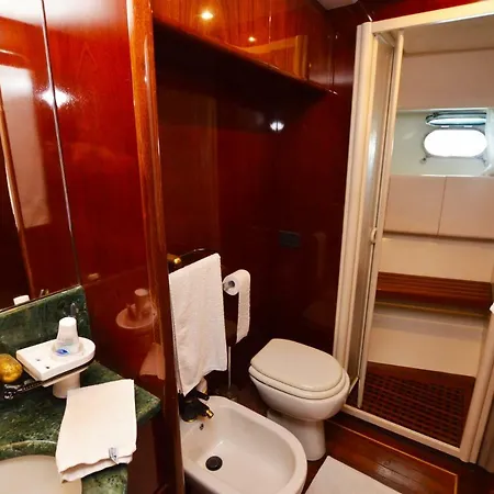 Location Yacht 4 Cabines Au Depart De Bastia Ou A Quai Port De Toga * בסטיה